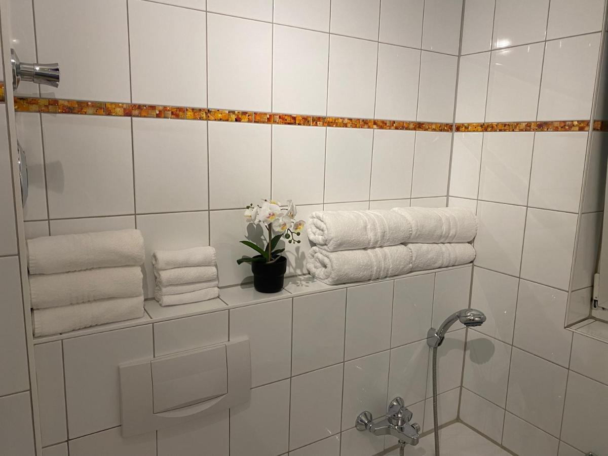 3 Zimmer Apartment In S-Bahn Naehe, 76 Qm, Max 5 Pers, 30Qm Dachterasse, Garage, Internet 1000 Mbit Gärtringen Dış mekan fotoğraf
